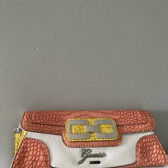 BRAND NEW Guess CLUTCH !! - Picture 4 of 4